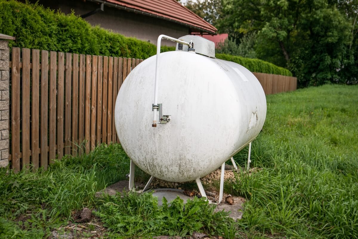 Is it dangerous to use an old or damaged propane gas tank to fuel